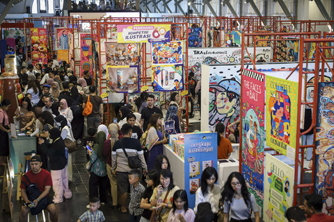 Pengunjung mengamati karya grafis dan doodle art miliknya dalam pameran Terasi (Teras Inspirasi) 2025 di Pos Bloc, Jakarta, Sabtu (12/7/2025). Foto: Iqbal Firdaus/kumparan