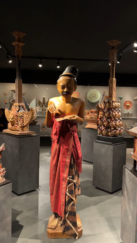 Deretan koleksi di SAKA museum, Ayana Resort & Spa Bali, Jumat (11/7). Foto: Giovanni/kumparan
