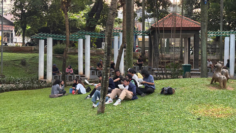 Sekelompok remaja berkumpul dan bersantai di Taman Langsat di Jakarta Selatan pada Sabtu (12/7). Foto: Abid Raihan/kumparan