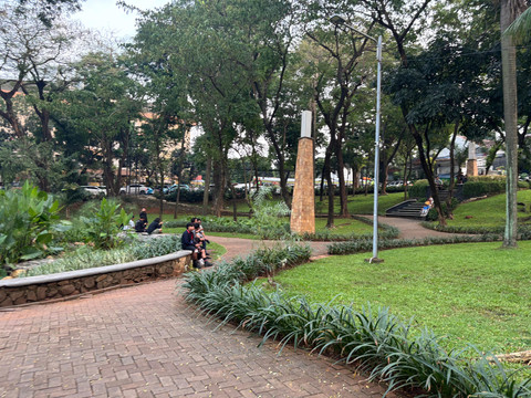 Suasana sejuk dan banyak pepohonan di Taman Langsat di Jakarta Selatan pada Sabtu (12/7). Foto: Abid Raihan/kumparan