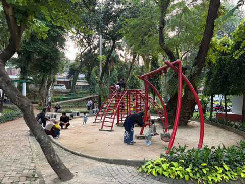 sejumlah pengunjung bermain di Taman Langsat di Jakarta Selatan pada Sabtu (12/7). Foto: Abid Raihan/kumparan