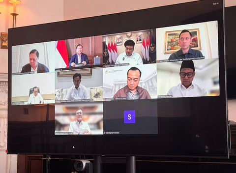Layar monitor menunjukan kegiatan Presiden Prabowo saat memimpin rapat terbatas bersama tujuh menteri koordinator Kabinet Merah Putih beserta Menteri Sekretaris Negara, Bapak Prasetyo Hadi, yang dilakukan melalui konferensi video di Belgia, (12/7). Foto: Instagram/ @sekretariat.kabinet