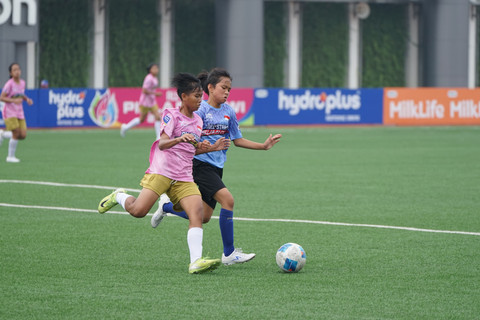 Bandung melawan Sumatera Utara di semifinal HYDROPLUS Piala Pertiwi U-14 & U-16 All Stars 2025, Supersoccer Arena, Kudus, Sabtu (12/7). Foto: Dok. MilkLife Soccer