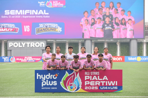 Tim Bandung sebelum bertanding melawan Sumatera Utara di semifinal HYDROPLUS Piala Pertiwi U-14 & U-16 2025 All Stars Supersoccer Arena, Kudus, Sabtu (12/7). Foto: Dok. MilkLife Soccer