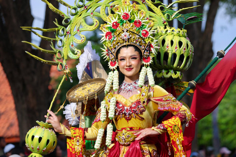 Model memperagakan kostum kreasinya dalam Banyuwangi Ethno Carnival (BEC) di Taman Blambangan, Banyuwangi, Jawa Timur, Sabtu (12/7/2025). Foto: Dok. Humas Pemkab Banyuwangi 