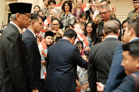 Warga Indonesia menyambut Presiden Prabowo Subianto saat tiba di Brussels, Belgia pada Sabtu (12/7/2025). Foto: Luthfi Humam/kumparan