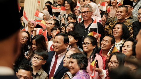 Presiden Prabowo Subianto foto bersama dengan warga Indonesia saa tiba di Brussels, Belgia pada Sabtu (12/7/2025). Foto: Luthfi Humam/kumparan