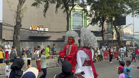 Ondel-ondel saat CFD di arteri Pondok Indah, tepatnya di Simpang Bangur-Simpang Kostrad, Jakarta Selatan, Minggu (13/7/2025). Foto: Rayyan Farhansyah/kumparan
