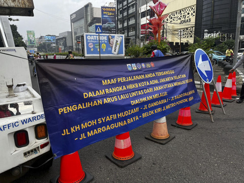 Spanduk informasi pemindahan jalan saat CFD di arteri Pondok Indah, tepatnya di Simpang Bangur-Simpang Kostrad, Jakarta Selatan, Minggu (13/7/2025). Foto: Rayyan Farhansyah/kumparan