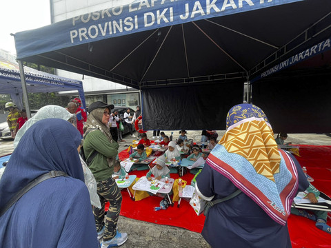 Atraksi Flying Fox dan Booth Pemadam Kebakaran di CFD Arteri Pondok Indah, Jakarta Selatan, Minggu (13/7/2025). Foto: Rayyan Farhansyah/kumparan