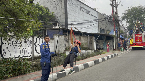Atraksi Flying Fox dan Booth Pemadam Kebakaran di CFD Arteri Pondok Indah, Jakarta Selatan, Minggu (13/7/2025). Foto: Rayyan Farhansyah/kumparan