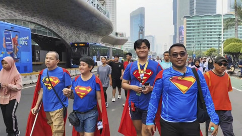 Sekelompok warga mengenakan kostum Superman di CFD Sudirman-Thamrin, Jakarta, Minggu (13/7/2025). Foto: Jonathan Devin/kumparan