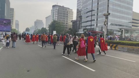 Sekelompok warga mengenakan kostum Superman di CFD Sudirman-Thamrin, Jakarta, Minggu (13/7/2025). Foto: Jonathan Devin/kumparan