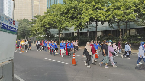 Sekelompok warga mengenakan kostum Superman di CFD Sudirman-Thamrin, Jakarta, Minggu (13/7/2025). Foto: Jonathan Devin/kumparan