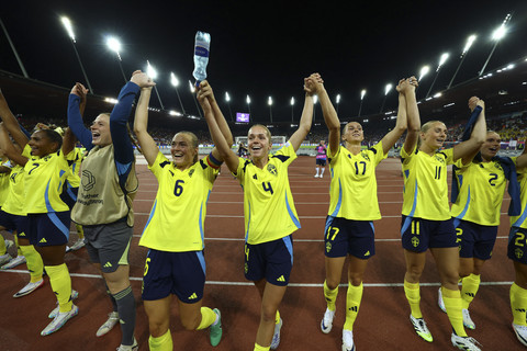 Para pemain Swedia melakukan selebrasi seusai pertandingan pada pertandingan Grup... </div>
<div class=