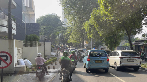 Suasana aktivitas di area Gandaria City, Jalan KH Moh. Syafi'i Hadzami padat imbas CFD Arteri Pondok Indah, Minggu (13/7/2025). Foto: Rayyan Farhansyah/kumparan