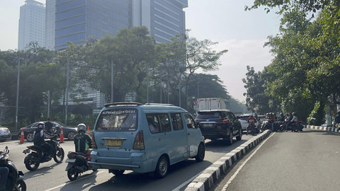 Suasana aktivitas di area Gandaria City, Jalan KH Moh. Syafi'i Hadzami padat imbas CFD Arteri Pondok Indah, Minggu (13/7/2025). Foto: Rayyan Farhansyah/kumparan