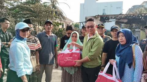 Wali Kota Pontianak Edi Rusdi Kamtono menyerahkan secara simbolis bantuan tanggap darurat bagi korban musibah kebakaran di Jalan Parit H Husin II.