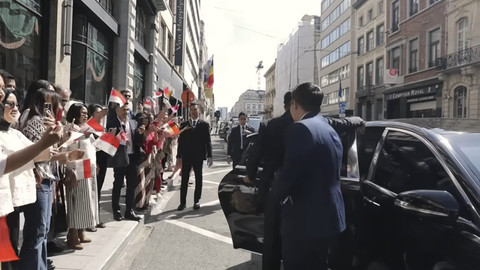 Seskab Teddy Indra Wijaya saat mendampingi Presiden RI Prabowo Subianto disambut Diaspora saat tiba di Hotel di Brussel, Sabtu (12/7/2025). Foto: YouTube/Prabowo Subianto