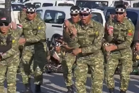 Para prajurit TNI bersama anggota tentara Prancis melakukan joget pacu jalur usai mengikuti gladi upacara Bastille Day 2025 di Paris, Prancis, Sabtu (13/7/2025). Foto: Instagram / @puspentni