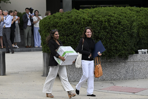 Seorang pekerja Departemen Luar Negeri AS membawa sebuah kotak berisi barang-barang, saat orang-orang bertepuk tangan dalam acara perpisahan di Washington, D.C., AS, Jumat (11/7/2025). Foto: Annabelle Gordon/REUTERS