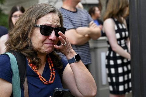 Seorang wanita menangis saat acara perpisahan pekerja Departemen Luar Negeri AS di Washington, D.C., AS, Jumat (11/7/2025). Foto: Annabelle Gordon/REUTERS