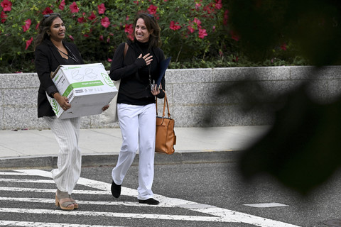 Seorang pekerja Departemen Luar Negeri AS membawa sebuah kotak berisi barang-barang, dalam acara pelepasan di Washington, D.C., AS, Jumat (11/7/2025). Foto: Annabelle Gordon/REUTERS