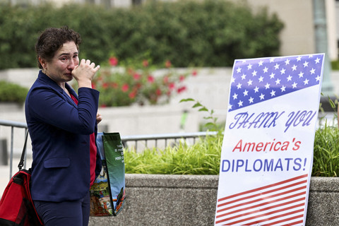 Seorang wanita menangis saat acara perpisahan pekerja Departemen Luar Negeri AS di Washington, D.C., AS, Jumat (11/7/2025). Foto: Annabelle Gordon/REUTERS