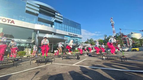 Keseruan dan kehebohan peserta selama mengikuti sesi olahraga trampolin di area outdoor, bertepatan dengan Car Free Day di Pontianak. Alycia Tracy Nabila/HiPontianak