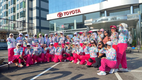 Seluruh peserta berfoto bersama usai melaksanakan olahraga trampolin. Foto: Alycia Tracy Nabila/HiPontianak