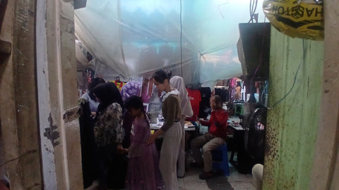 Kawasan los Pasar 16 Ilir Palembang yang kerap dipadati Emak-emak memanfaatkan jasa penjahit nama seragam sekolah jelang tahun ajaran baru, Minggu (13/7) Foto: abp/urban id