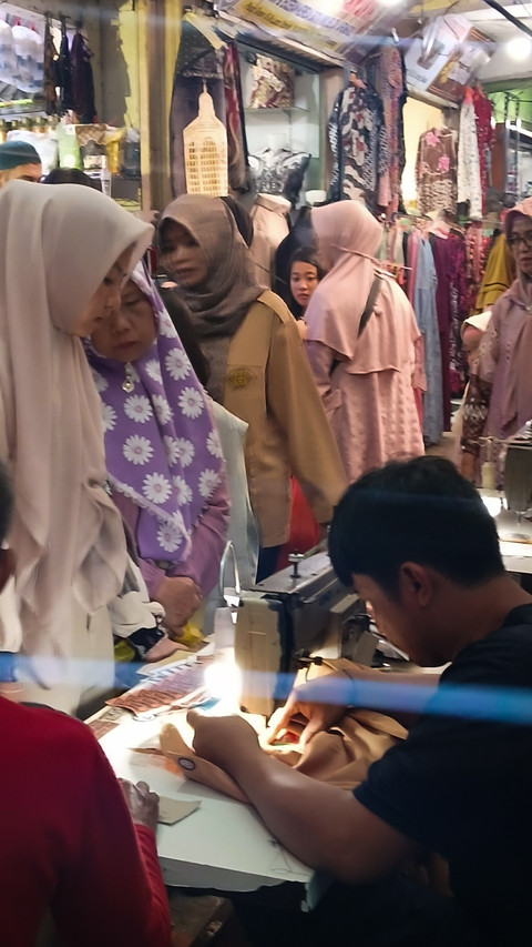Seorang ibu beserta anaknya yang sedang memanfaatkan jasa penja... </div>
<div class=
