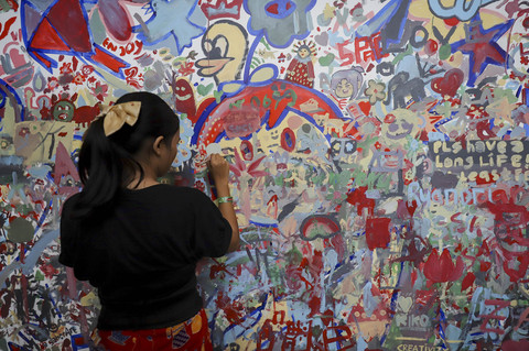 Pengunjung berpartisipasi melukis di pameran Teras Inspirasi (Terasi) di Pos Bloc, Jakarta, Minggu (1/7/2025). Foto: Jamal Ramadhan/kumparan