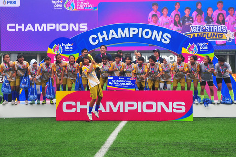 Selebrasi pemain dan staff All Stars Bandung usai juara HYDROPLUS Piala Pertiwi U-14 & U-16 All-Stars 2025 di Supersoccer Arena, Kudus, Jawa Tengah, Minggu (13/7/2025). Foto: Yusuf Nugroho/ANTARA FOTO