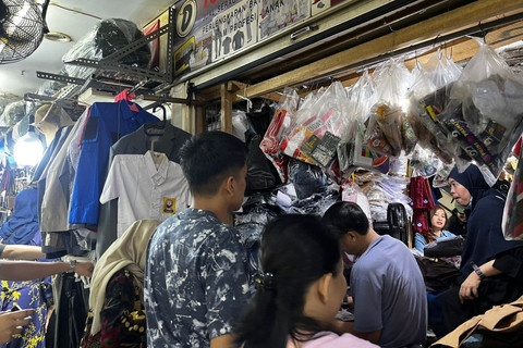 Suasana toko perlengkapan sekolah di Pasar Senen, Jakarta, Minggu (13/7/2025). Foto: Rayyan Farhansyah/kumparan