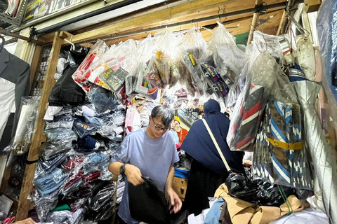 Suasana toko perlengkapan sekolah di Pasar Senen, Jakarta, Minggu (13/7/2025). Foto: Rayyan Farhansyah/kumparan