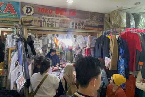 Suasana toko perlengkapan sekolah di Pasar Senen, Jakarta, Minggu (13/7/2025). Foto: Rayyan Farhansyah/kumparan