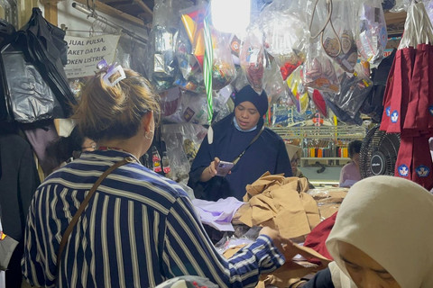 Suasana toko perlengkapan sekolah di Pasar Senen, Jakarta, Minggu (13/7/2025). Foto: Rayyan Farhansyah/kumparan