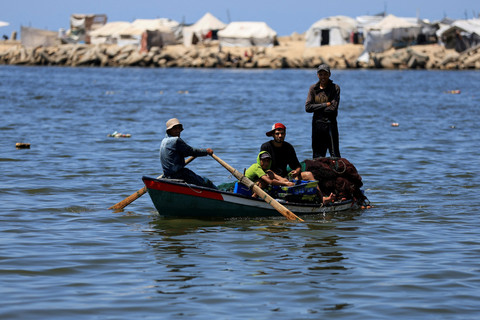 Nelayan Palestina berlayar di atas kapal di pelabuhan Kota Gaza, Sabtu (12/7/2025). Foto: Dawoud Abu Alkas/REUTERS