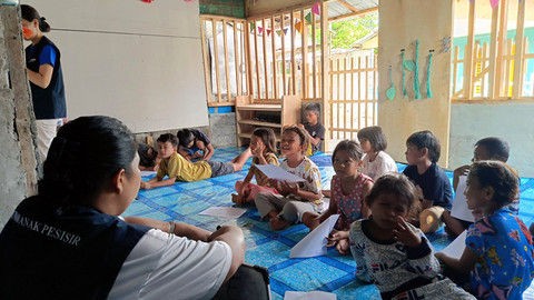 Suasana kelas belajar pendidikan non formal yang digelar oleh Pertamina Integrated Terminal Bitung untuk anak-anak di permukiman Candi, Kota Bitung, Sulawesi Utara.