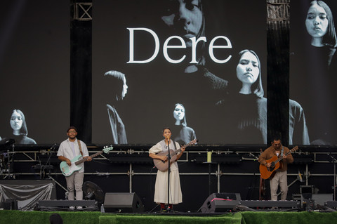 Penyanyi Dere tampil saat Bigu Festival 2025 di Lapangan Aldiron, Jakarta, Minggu (13/7/2025). Foto: Jamal Ramadhan/kumparan