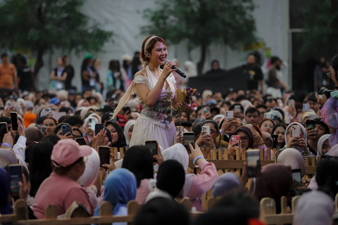 Penyanyi Nadin Amizah tampil saat Bigu Festival 2025 di Lapangan Aldiron, Jakarta, Minggu (13/7/2025). Foto: Jamal Ramadhan/kumparan