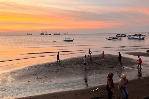 Anak-anak bermain bola di Pantai Jempol, Sumbawa, Nusa Tenggara Barat, Minggu (13/7/2025). Foto: Nasywa Athifah/kumparan