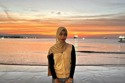Asira (19), salah satu pengunjung Pantai Jempol, Sumbawa, Nusa Tenggara Barat, Minggu (13/7/2025). Foto: Nasywa Athifah/kumparan