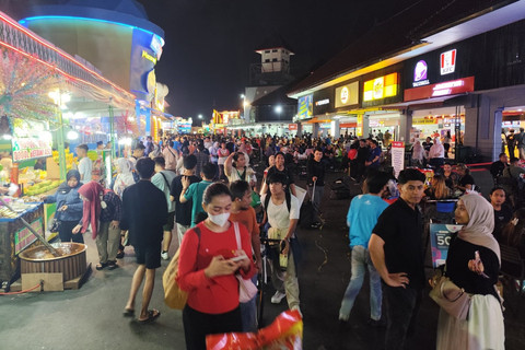 Suasana hari terakhir Jakarta Fair atau Pekan Raya Jakarta (PRJ) di Kemayoran, Jakarta, Minggu (13/7/2025). Foto: Rachmadi Rasyad/kumparan