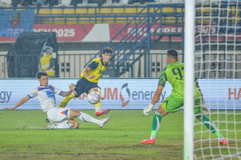 Pemain Oxford United Leo Thomas Snowden menendang bola ke arah gawang Port FC pada pertandingan Final Piala Presiden di Stadion Si Jalak Harupat, Kabupaten Bandung, Jawa Barat, Minggu (13/7/2025). Foto: Raisan Al Farisi/ANTARA FOTO
