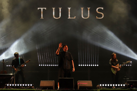 Penyanyi Tulus tampil saat Bigu Festival 2025 di Lapangan Aldiron, Jakarta, Minggu (13/7/2025). Foto: Jamal Ramadhan/kumparan