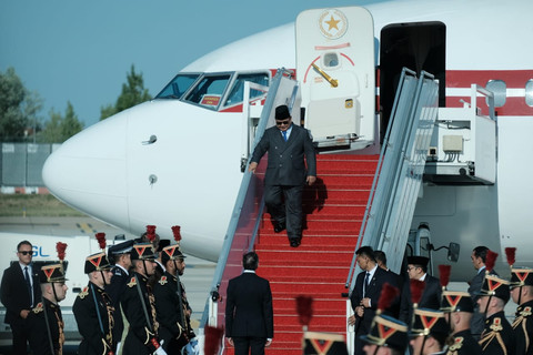 Presiden Prabowo Subianto tiba di Paris, Prancis, pada Minggu (13/7/2025). Foto: Luthfi Humam/kumparan