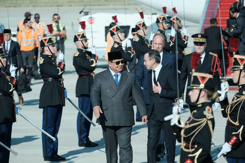 Presiden Prabowo Subianto tiba di Paris, Prancis, pada Minggu (13/7/2025). Foto: Luthfi Humam/kumparan