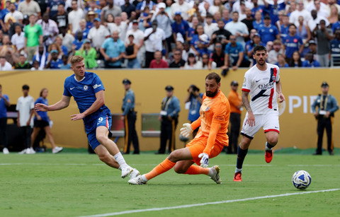 Liam Delap melepas tendangan dan Gianluigi Donnarumma coba mengadang saat laga Chelsea vs PSG dalam final Piala Dunia Antarklub 2025 di MetLife Stadium, East Rutherford, New Jersey, Amerika Serikat, pada Senin (14/7) dini hari WIB. Foto: REUTERS/Mike Segar